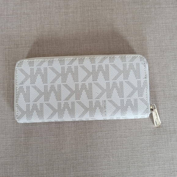 Micheal Kors full size wallet - Picture 5 of 5